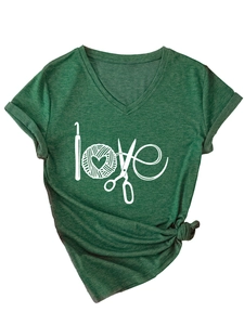 Détail du t-shirt vert forêt à col en V avec manches retroussées et imprimé tricot