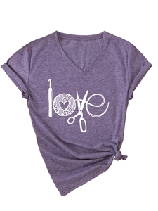 Détail d'un t-shirt violet à col en V avec un motif créatif d'outils de tricotage