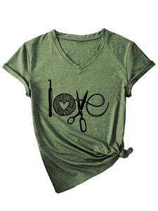 Détail du t-shirt vert foncé à col en V avec imprimé love et nœud sur le côté