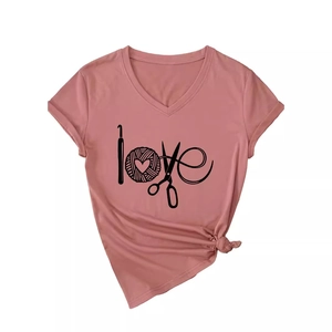 T-shirt femme col en V mauve avec motif graphique Love créatif sur le thème du tricot