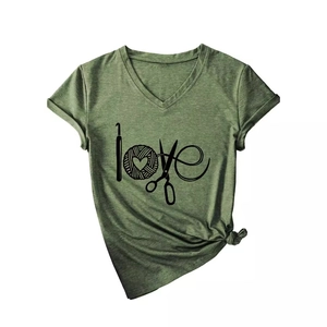 T-shirt femme col V vert olive à manches courtes avec imprimé artistique Love couture