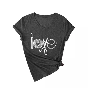 T-shirt femme gris anthracite à manches courtes col en V avec imprimé love au crochet