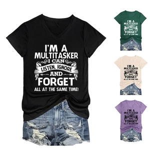 Détail de t-shirts col en V avec slogan multitasker en noir, vert, beige et violet