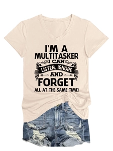 Détail d'un t-shirt beige à col en V avec texte vintage et short en jean vieilli