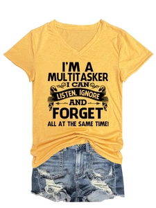 Ensemble t-shirt jaune à col en V avec texte et short en jean bleu délavé à plat