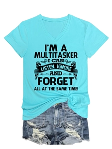 Détail du t-shirt bleu clair à col en V avec impression noire et short en jean usé