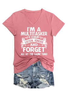 T-shirt rose à col en V avec slogan et short en jean bleu usé en vue à plat chic