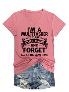 T-shirt rose col en V avec slogan et short en jean déchiré pour un style décontracté