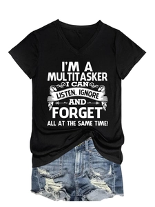 Détail d'un t-shirt noir à col en V avec impression de slogan blanc humoristique