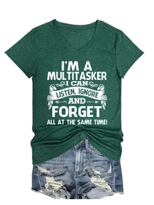 Détail d'un t-shirt vert foncé à col en V avec le slogan blanc I'm a multitasker