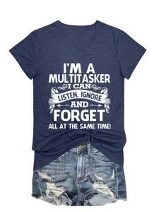 Détail d'un t-shirt col en V avec slogan humoristique et short en jean déchiré