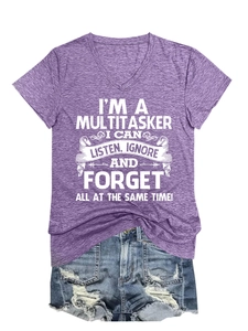 Détail d'un t-shirt violet à col en V avec slogan Multitasker et short en jean