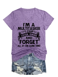 T-shirt violet chiné col en V avec slogan amusant et short en jean délavé assorti