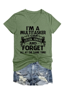 T-shirt col en V vert olive avec slogan et short en jean sur fond blanc