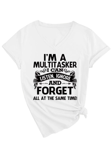 Détail d'un t-shirt blanc col en V avec texte humoristique et nœud latéral élégant