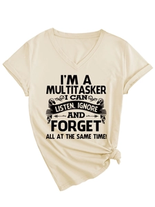 Détail d'un t-shirt beige col V avec citation amusante et nœud élégant sur le devant