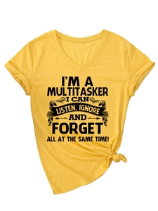 T-shirt jaune col V avec citation humour noire et détail de nœud élégant sur le bas