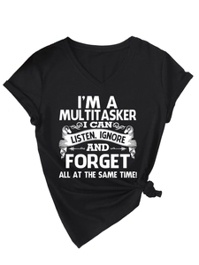 Détail d'un t-shirt en coton col V avec imprimé textuel et noeud décoratif à l'ourlet