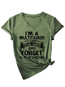 Détail du t-shirt vert col en V avec citation rétro et nœud décoratif sur le bas