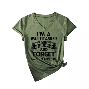 T-shirt col en V vert olive avec citation d'humour et détail de nœud élégant à l'ourlet