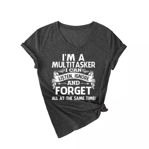 T-shirt col en V gris anthracite avec slogan 'multitasker' et nœud élégant à l'avant