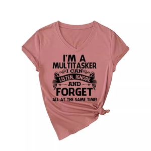 T-shirt col V rose poudré pour femme avec slogan I'm a multitasker et noeud latéral