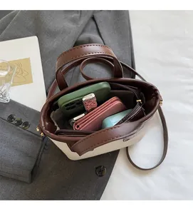Vue de dessus du mini sac seau en toile montrant le rangement interne et l'espace
