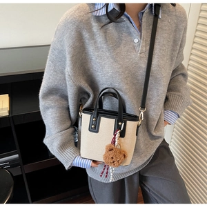 Mini sac cabas en toile avec garniture en cuir noir et breloque ours en peluche