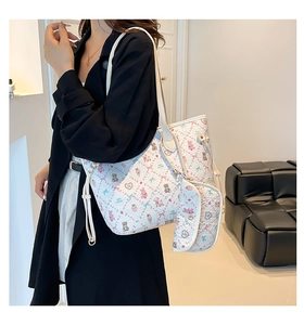 Détail du sac fourre-tout blanc avec imprimés ours et lapin et petit porte-monnaie assorti