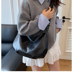 Vue détaillée du grand sac croissant noir en cuir brillant pour des tenues quotidiennes
