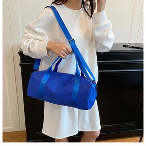 Dettaglio di una borsa sportiva blu impermeabile con tracolla regolabile e manici