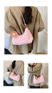 Trois vues du sac hobo rose à texture bulle avec breloque fleurie sur le mannequin