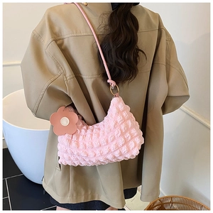 Détails du sac à bandoulière rose plissé avec une breloque florale décorative