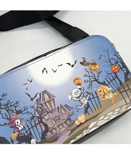 Gros plan des motifs d'Halloween avec citrouilles et fantômes sur un sac bleu