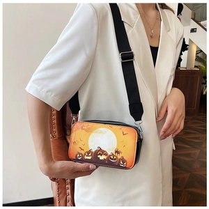 Détail du sac à bandoulière Halloween orange avec imprimés citrouille sur mannequin blanc