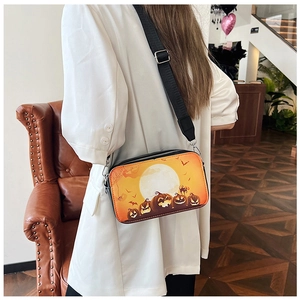 Détail du sac bandoulière Halloween avec motif citrouille et large sangle ajustable