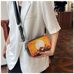Détail du sac à bandoulière Halloween avec motif citrouille et sangle noire ajustable