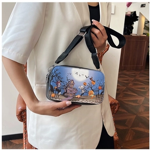 Détail du sac bandoulière d'Halloween à motif citrouille porté avec un blazer blanc