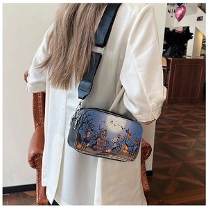Détail du sac bandoulière Halloween avec motif festif de maison hantée et de citrouille