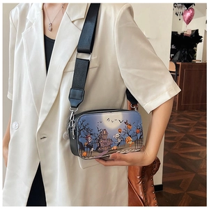Détail du sac bandoulière à motif Halloween porté par un mannequin en veste blanche