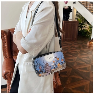 Détail du sac bandoulière Halloween avec motifs citrouille et château sur dégradé bleu