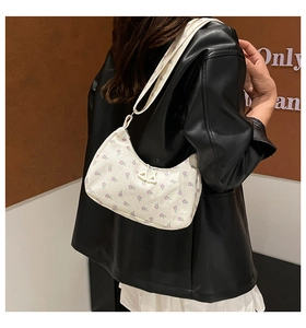 Détails du sac hobo en velours côtelé blanc cassé avec motifs floraux mauves et boucle