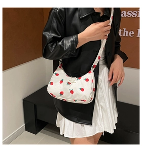Détail du sac à main en velours côtelé blanc avec imprimé fraise et double zip