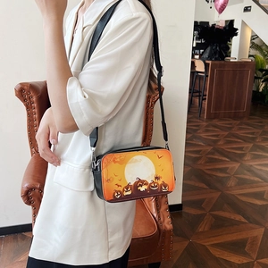 Sac bandoulière carré motif Halloween avec imprimés citrouille et monture en similicuir noir