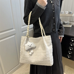 White woven tote bag with cloud pendant, large capacity shoulder bag for daily use