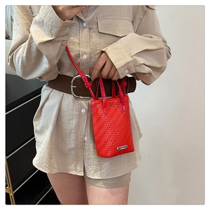 Détail du mini sac bandoulière rouge en cuir tressé avec boucle en métal argenté