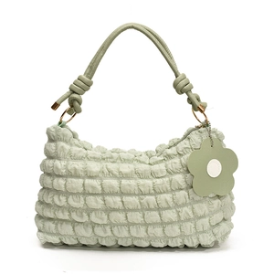 Sac à bandoulière nuage vert menthe tendance avec texture plissée et breloque fleurie