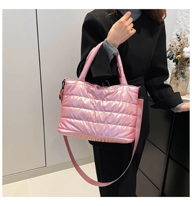 Détail du sac matelassé rose brillant avec poignée et bandoulière amovible élégante