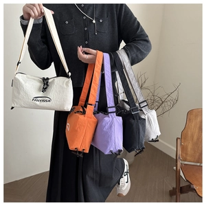 Détail d'un sac bandoulière en nylon avec cordon de serrage et sangle réglable
