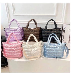 Detailansicht gesteppter Puffer-Taschen in sechs Metallic-Farben mit Schultergurten